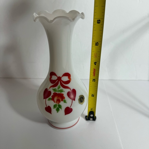 Vintage Westmoreland Milk Glass vase with hand painted Red Roses, Bows & Hearts - Picture 9 of 11